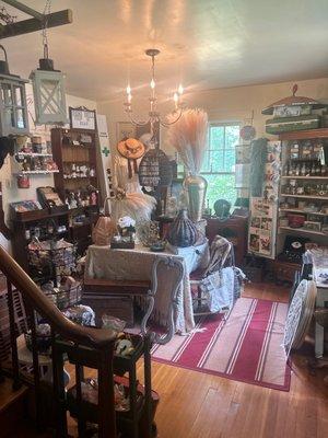 Lil Birdy’s Antiques & Decor