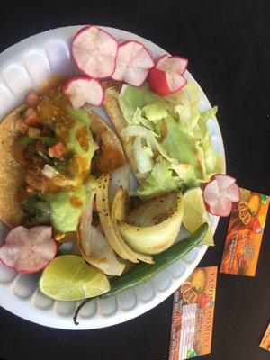 Taco. Pastor con. Guacamole salsa roja y taco de papa con. Lechuga