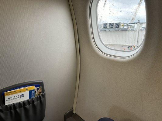 UA4653 ATW-DEN - Lots of leg room in the bulkhead row of first class.