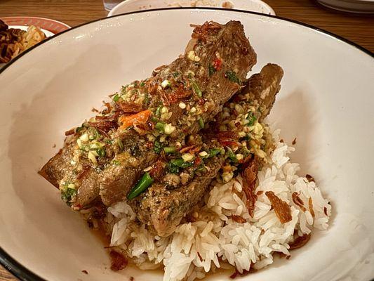 Wat Nanyoe (braised pork ribs)