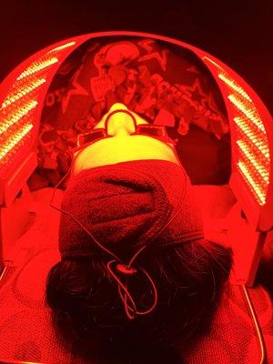 Red light therapy helps reduce the appearance of wrinkles, fine lines, stretch marks, and age spots. Improves wound healing