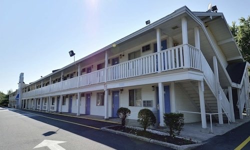 Vinyl Siding and Custom Trim. Motel 6 Projects. 1 in Brattleboro, VT and 1 in Nashua, NH