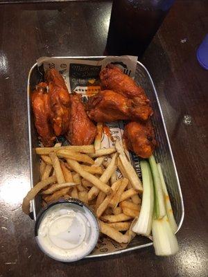 Wings and fries combo appetizer.