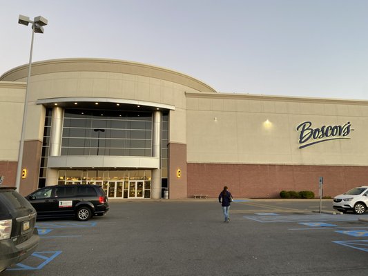 Front entrance to Boscov's