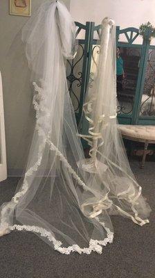 Beautiful handmade Chapels veils with Venice lace and the other wit a lovely satin ribbon exquisite colors diamond white and Ivory color.