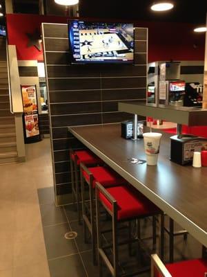 A counter to eat your Burger  at with a TV displaying Sport's Center, now that is Awesome !!