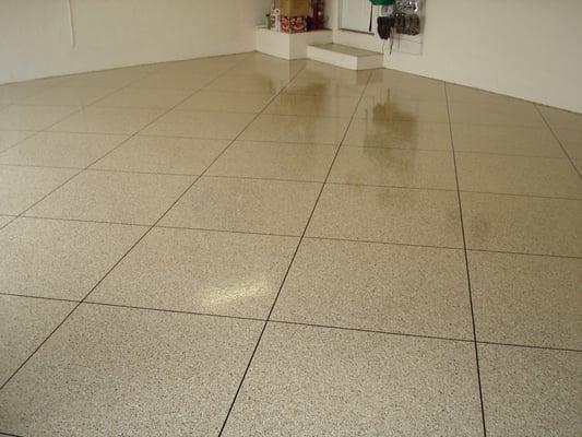 We can even put a pattern in your flake floor