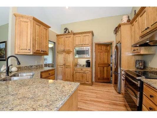 Venetian Gold Granite Kitchen Counter Tops.