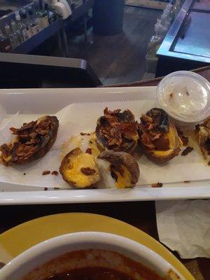 Look at these sad ass potato skins the deck just served me.  This was after waiting over 35 min and paying $10 for them