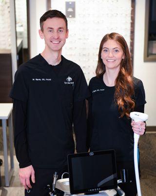 Dr. Matt and Dr. Hannah Sipola posing with their Envision IPL dry eye treatment device