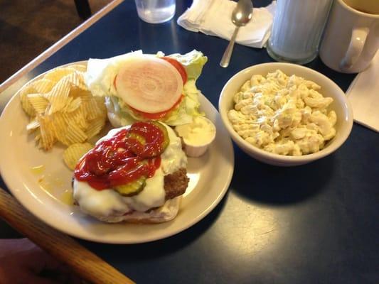 Chatterbox cheese burger w/macaroni salad