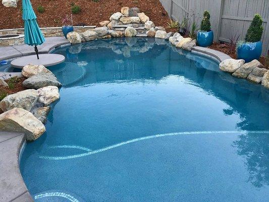 Sierra Boulder Waterfall with glass accent step tile