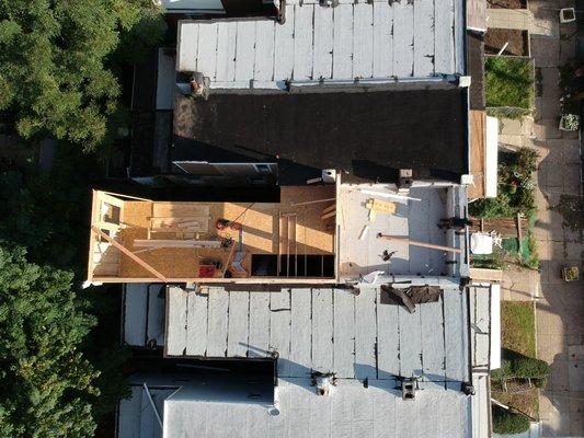 Drone photo of house under construction.