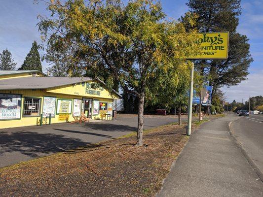 Front view of Murphy's when coming from the west (going toward Hillsboro)