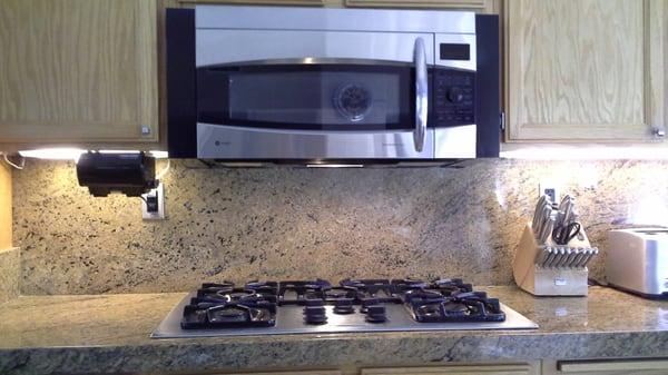 The backsplash is 1 solid piece no seams.