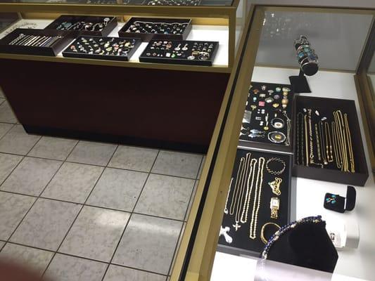 We now have showcases with fine jewelry. 925 fine silver jewelry, gold jewelry, diamond jewelry, and rolex watches!