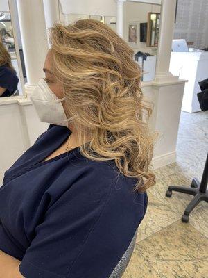 Half a head of blonde beige highlights side view‍