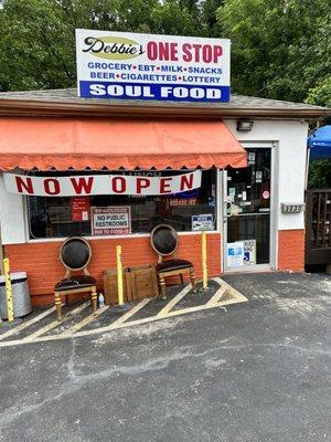 Saw the sign that said $7.99 Lunch Soul Food Special and had to stop by.