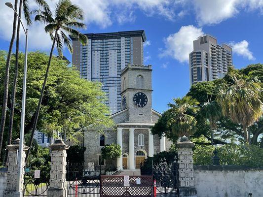 1/10/21 No, it's not 6:30... the Kauikeaouli clock isn't working.  The Kawaiahao Church is temporarily closed.