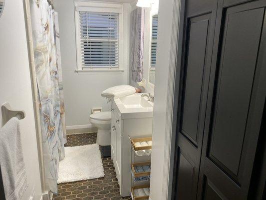 Full Bath w/laundry area