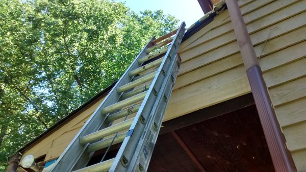 Ladder placed in correctly bending shingles