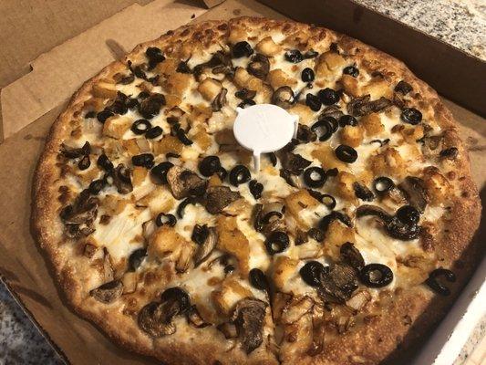 Garlic chicken pizza with olives instead of bell peppers