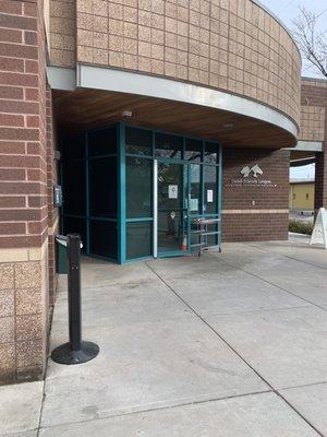 Front door, facing the southern part of the parking lot. The north lot is for the spay/neuter clinic.