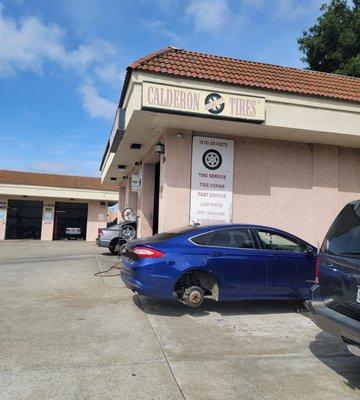 Getting new tires with the mechanics Adrian & Ben (5/12/22)