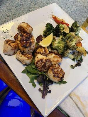 Scallops with mixed veggies