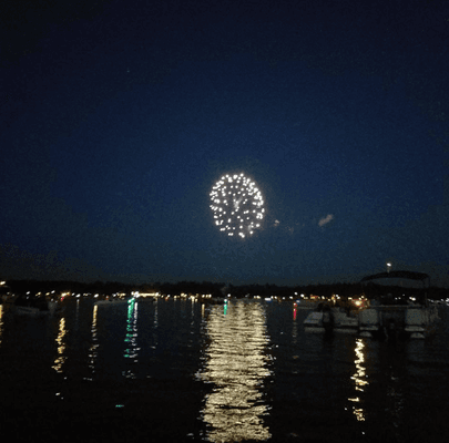 HAPPY 4TH OF July...view an awesome fireworks disply on Round Lake.