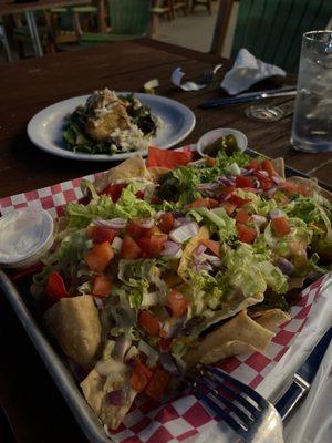 The fried Green tomatoes are fried to perfection. The chicken nachos are amazing.Lemon drop martini made to perfection.Dinning