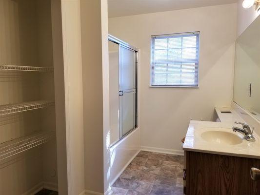 Spacious 1bdr bth with linen closet in bathroom