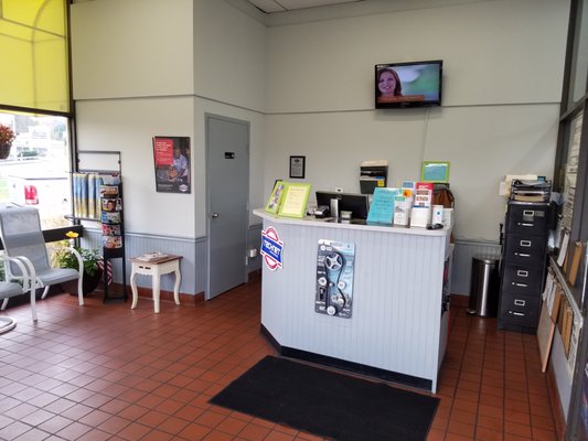 CLEAN & WELL LIT WAITING ROOM