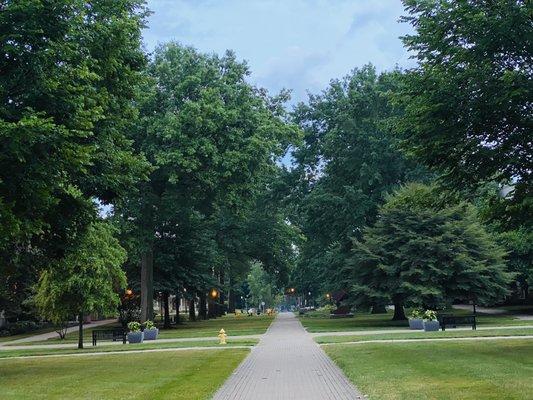 Plenty of long walkways with leading line views