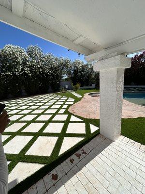 Travertine and sintético grass