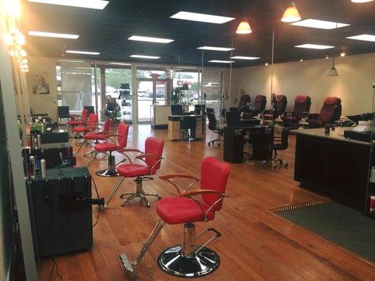 Come and meet us, this is the unique place in town that offer you a complete cosmetology service, Hair, Nails, Eyelashes