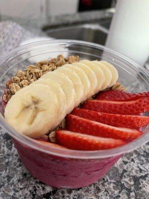 Dragonfruit with granola, banana and strawberries.