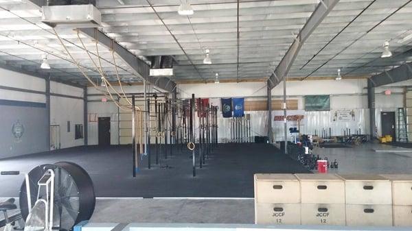 9,500 Square feet of space. A 40 foot pull up rig on one side. And 20 foot pull up rig on the opposite side.