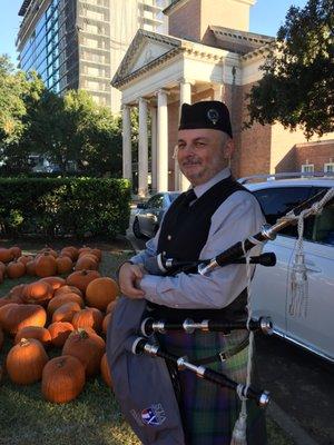 Autumn wedding in Houston with the bagpipes