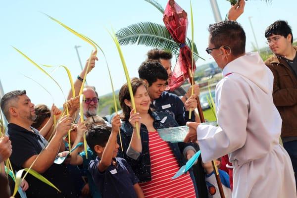 Palm Sunday Service in 2015. [Servicio/Misa del Domingo de Ramos el 2015]