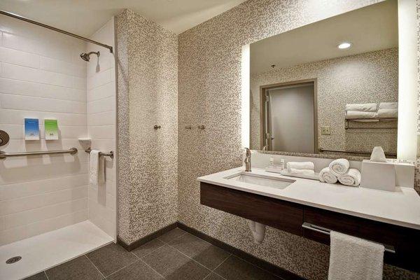 Guest room bath