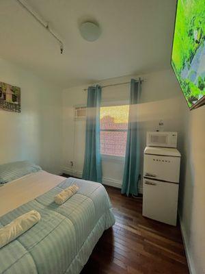 Deluxe Room
-Full size bed
-AC
-Microwave
Private Bathroom
-Fridge
-Smart Tv
-Wi-Fi