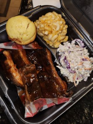 Ribs, coleslaw and macaroni