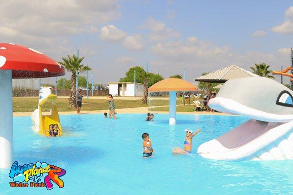 Kids splash-lounge zone