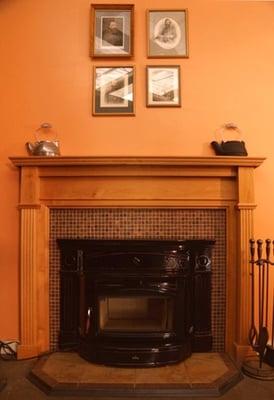 A Regency Hampton HI305 insert displayed with Collinswood custom mantel.