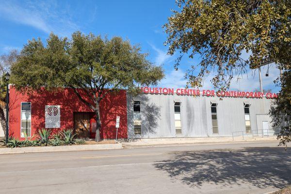 Front of Houston Center for Contemporary Craft from Main Street. Parking in the back.