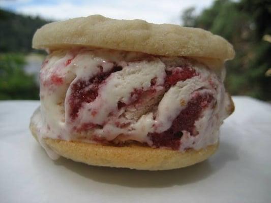 Butter cookies with strawberry cheesecake ice cream!