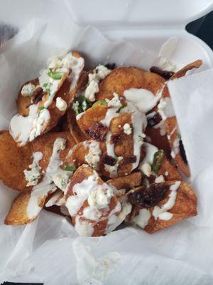 Homemade chips with candied bacon and blue cheese