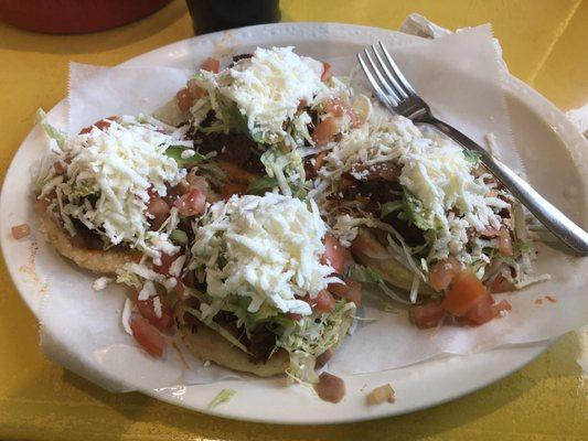 Sopes de deshebrada guisada.