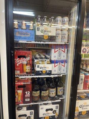 Beers and cold soft drinks/cervezas y refrescos frios